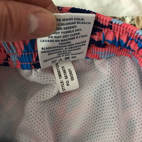 Vineyard Vines Pink & Blue Shark Print 7 Inch Printed Chappy Swim Trunks Small - Picture 6 of 7